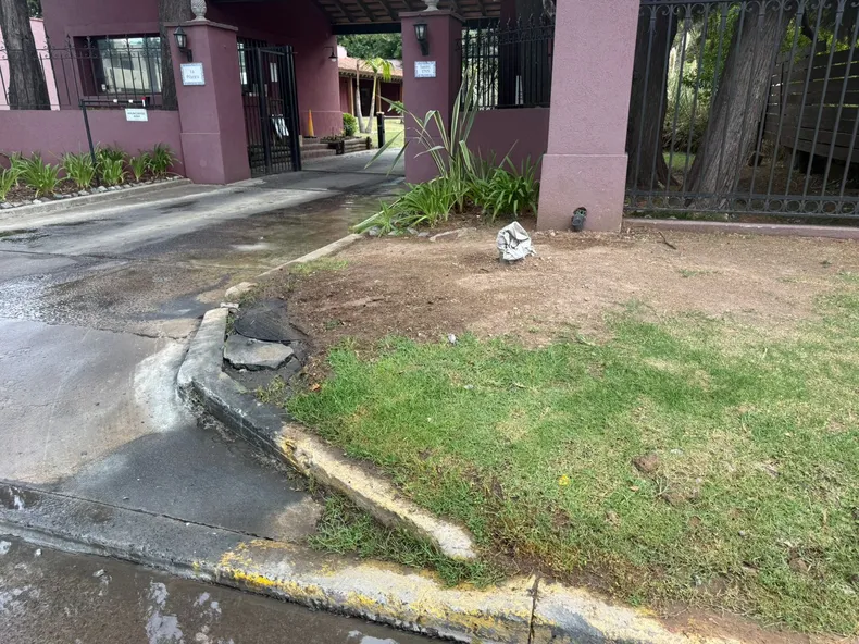 CALLE SARAV Desbordes cloacales detectados en la puerta del barrio La Pilarica