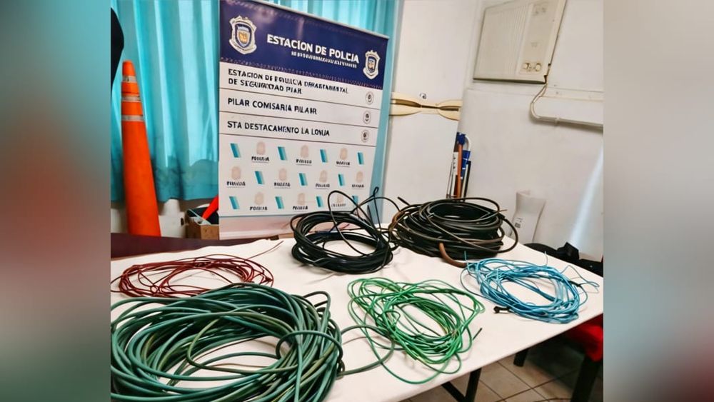 En poder del sujeto se secuestraron 250 metros de cables.&nbsp;