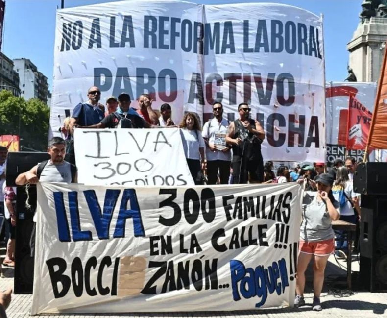 EN LA CALLLE. Desde hace 8 mees, los trabajadores de ILVA reclaman el pago de sus indeminizaciones.&nbsp;