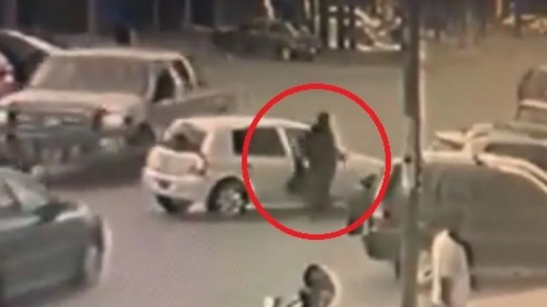 El ladrón ya robó las pertenencias y se escapa junto a su cómplice..