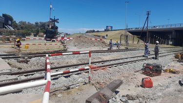 EN OBRA. Obbreros trabajan este lunes en el paso a nivel de la colectora.