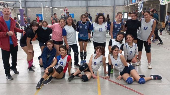 EQUIPOS. Las categorías Sub 17 y Sub 19 de Muni Pilar, tras el torneo. .