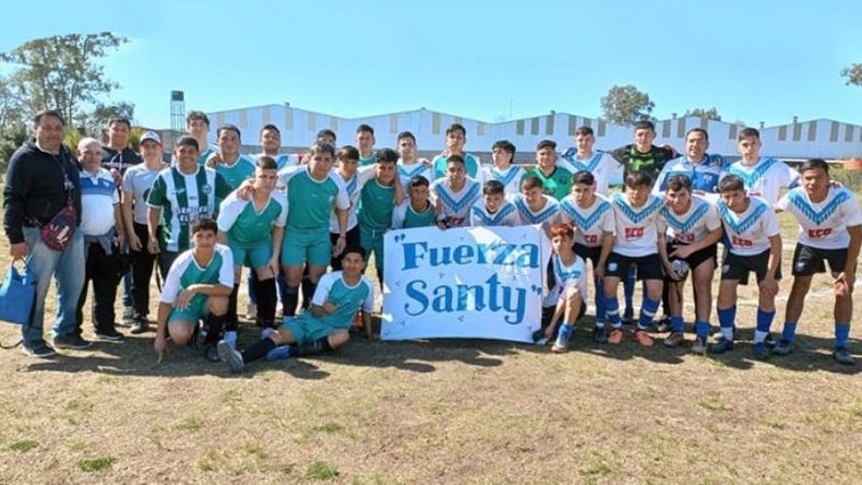BANDERA. Los planteles de Abrojal y Flecha se unieron para alentar a Santy..