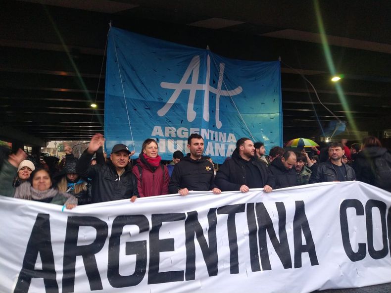 PRIMERA FILA. Cáceres con Grabois durante una marcha a la casa de Cristina.&nbsp;