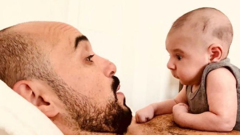 Y en la cara dos soles que sin palabras hablan. Que tengan un lindo fin de semana, que la paz los mire a l@s ojos, posteó Abel Pintos junto a una imagen con su hijo Agustín..