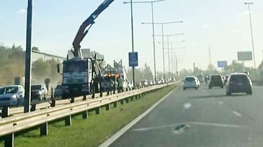 Les dejo esta foto. 17 horas. No sólo causan kilómetros de cola sino que arreglan arriba del carril contrario. Si se les cae algo, ¿Quién se hace cargo? Así hace 20 días y nadie hace nada. Quizás a ustedes les interesa reclamar algo para todos los que durante todo el día sufrimos esto. Fede. &nbsp;
