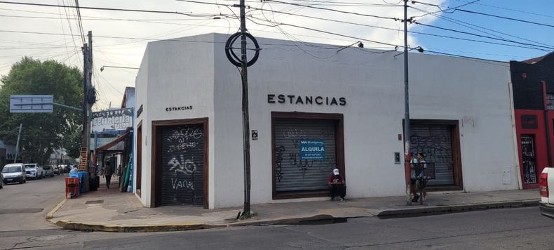Guillermina. Después de no sé cuántos años cerró esta tiende de ropa en el centro de Pilar. Una imagen que lamentablemente, creo, vamos a ver cada vez más seguido en nuestra ciudad. Qué pena.