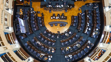 CONTRA RELOJ. La Legislatura sesionó hasta la madrugada por el endeudamiento.
