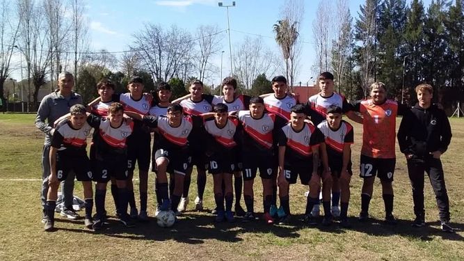 CAMPEONES. Los chicos de la Sub 18 de Pelota de Trapo que ganaron invictos la Liga Municipal.
