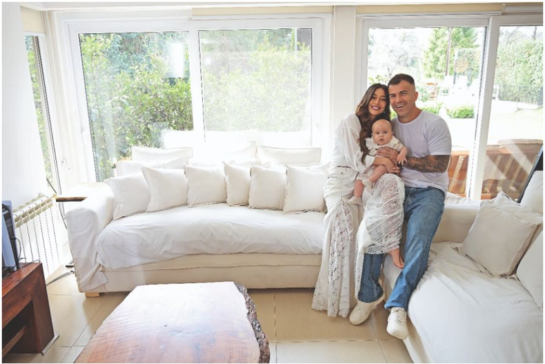 Sol Pérez junto a su marido, Marco Mazzoni y al pequeño Marco, en el living de su casa.&nbsp;
