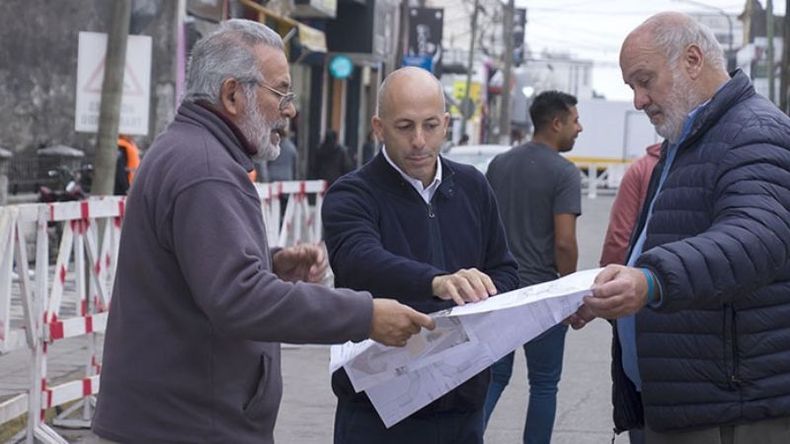 PLANO. Ducoté recorrió los trabajos que comenzaron ayer. .