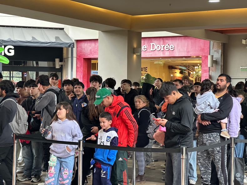 300 personas se acercaron para recibir su hamburguesa gratis en La Birra Bar.&nbsp;