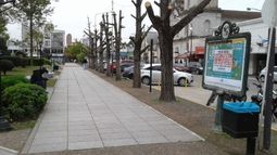 La plaza y el cartel que llama a parar..