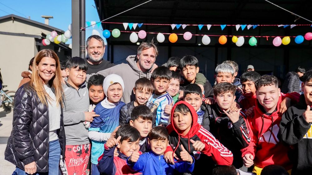 Federico Achával, Santiago Laurent y Soledad Peralta en el festejo del Centro Comunitario Papa Francisco.