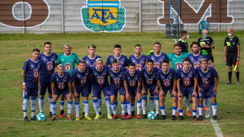 EQUIPO. Metalúrgico posa en la previa al juego con Zelaya. (Foto Mario Cacerez)..
