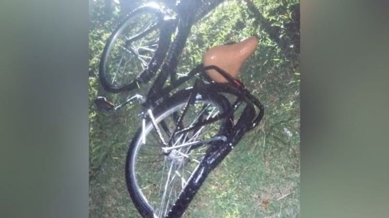 La bicicleta fue impactada por detrás por el automovilista. Foto @juancaimpacto.