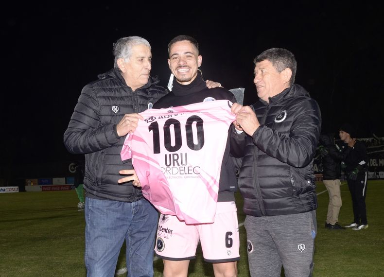 URUGUAYO CENTENARIO. Juan Jos&eacute; Rodr&iacute;guez Silva recibe la camiseta por sus 100 partidos en Real Pilar. Se la entregan Osvaldo Roncayolo y Rub&eacute;n Carruega, integrantes de la Comisi&oacute;n Directiva.&nbsp;