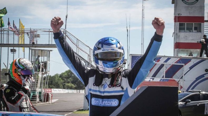 Diego Azar le discute la punta a Rossi en el Top Race V6 (foto: prensa Diego Azar)..