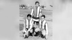 Oscar Bravo (parado) con Cacho Walter y Carlos Cenobio, en Atlético, durante la década de 1960..