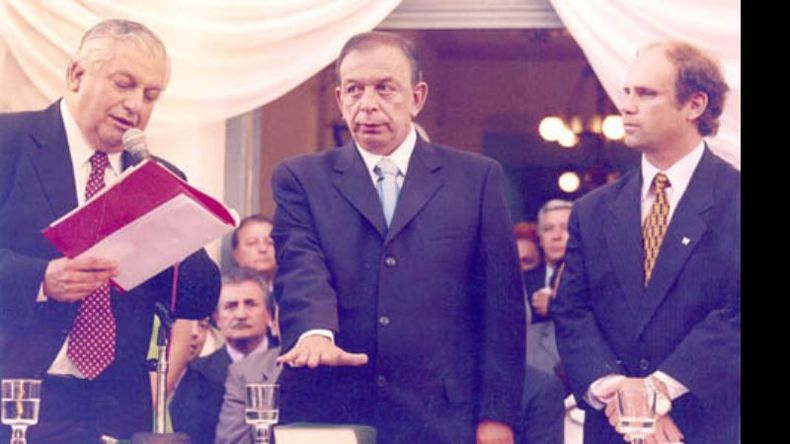 El recordado Marcelo Castillo le toma el juramento a Humberto Zúccaro, en diciembre de 2003..