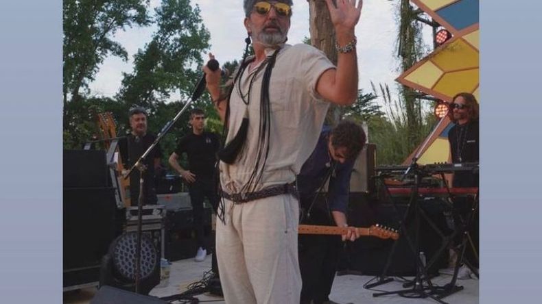 A LA PLAYA. Adrián Dárgelos, líder de Babasónicos, animó el atardecer del miércoles feriado en Sharewood. .