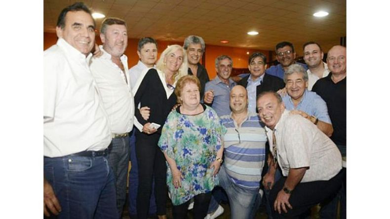 GRUPO. Zúccaro con sus nuevos-viejos compañeros..