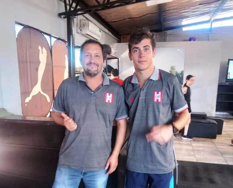 Franco Colapinto y el tesorero de Atlético, Rubén Almang.