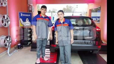 PREPARADOS. Kevin y Manuel, en el taller de revisión vehicular en el que se desempeñan..