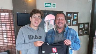 Franco Colapinto junto al tesorero de Atlético Pilar.