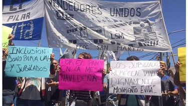 PEDIDO HECHO CARTEL. Los manifestantes, ayer, frente a Anses..