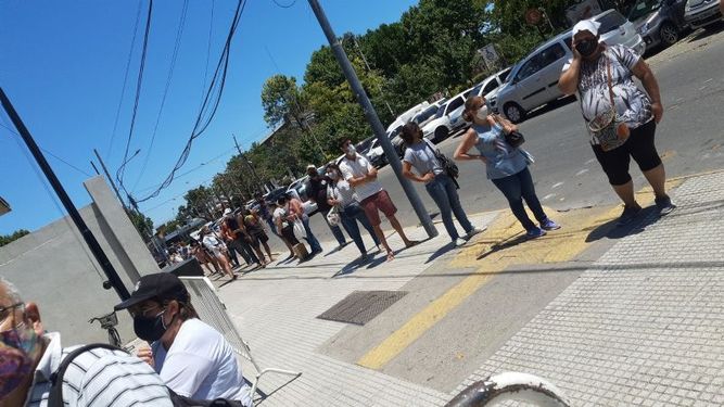Cola interminable al rayo del sol para usar los cajeros en el @bancoprovincia en la plaza de @MunicipioPilar ¿La razón? Andan sólo 2 de los 7 cajeros. César Linares / @El_Pilarense..