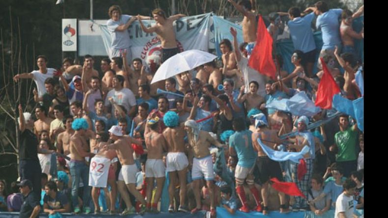 Trapos celestes. La hinchada de San Patricio alentó sin parar en el sector visitante y se ilusionó con dar el golpe en Del Viso. La pasión de Pilar por el rugby tuvo su gran día con el clásico de la ciudad por Reubicación del Grupo I..