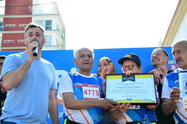 Torres recibiendo el diploma de Honor con 90 años de manos del intendente Federico Achával.