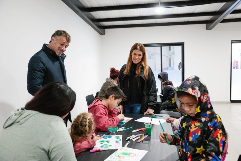 SAQUEN UNA HOJA. Achával y Peralta compartieron la actividad con los chicos.
