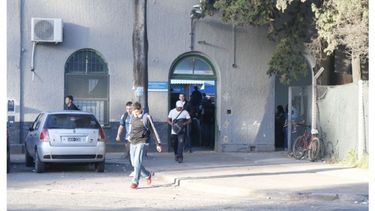 TREN. Las cámaras detectaron cuando el joven entró en la estación..