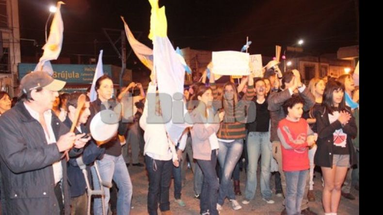 En Pilar, durante el cacerolazo se manifestaron 2.500 personas en la plaza y el K50..