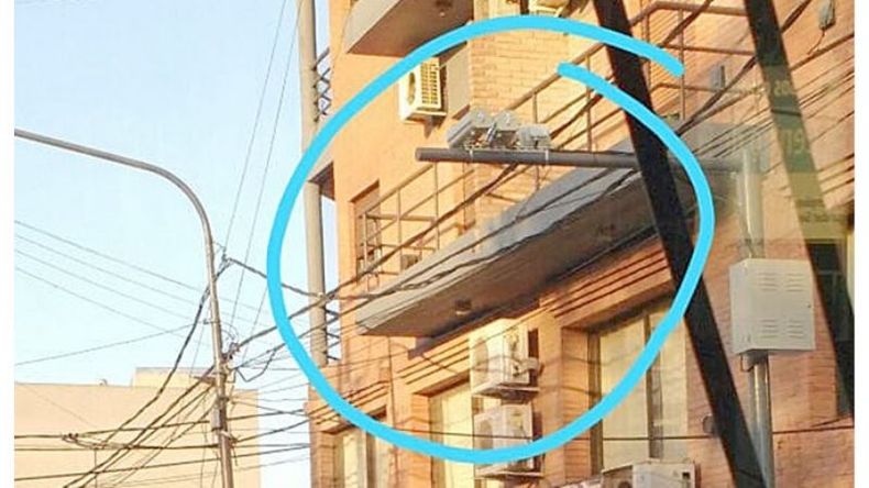 SORPRESA. La foto, con la cámara resaltada, circuló ayer en las redes sociales..