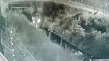 Las cámaras de seguridad registraron el momento en el que el auto cae al arroyo Pinazo.&nbsp;