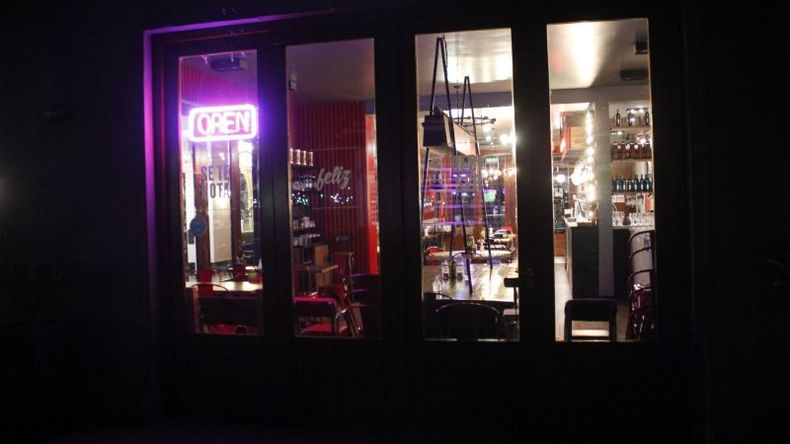 Restoranes cerrados solo con delivery y take away..