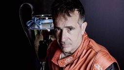 Pablo Vázquez posando con la Copa de la Clase 2.