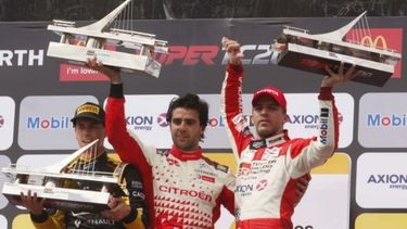 Pernía (2º), Urcera (1º) y Rossi (3º), en el podio del autódromo de Buenos Aires..