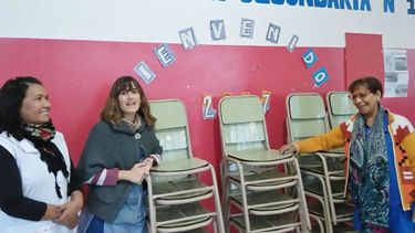 ALEGRÍA. Las sillas que compró la cooperadora llegaron y despertaron sonrisas..