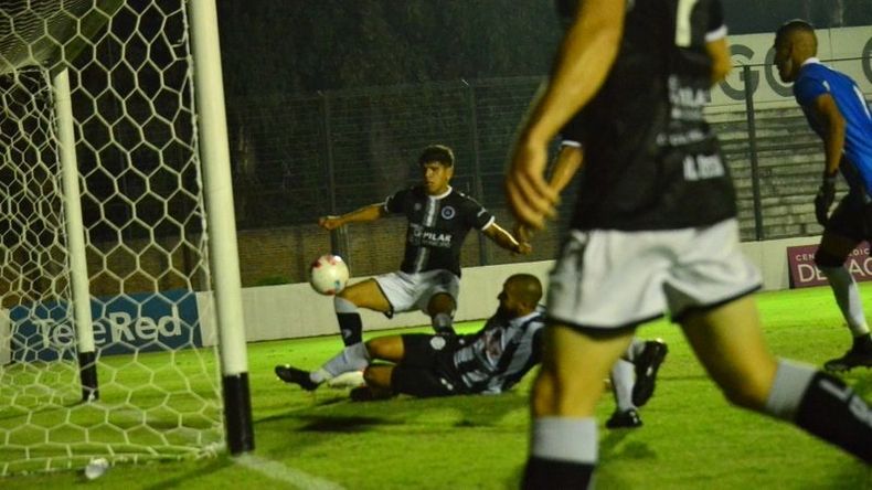 Tras una serie de rebote, la pelota ingresa para convertirse en el segundo gol de Real. Foto: Fredy Caballero.