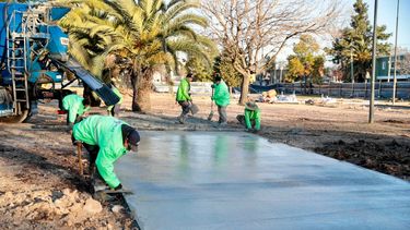 Tareas de renovación en la plaza del barrio Los Cachorros.