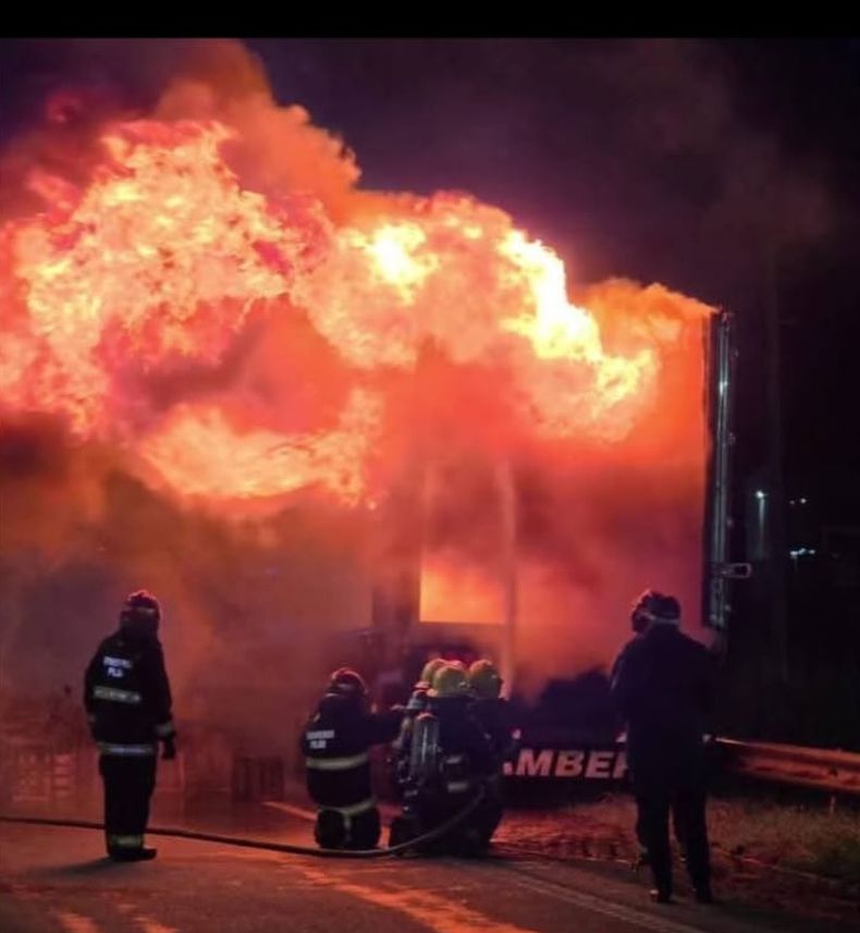 Los bomberos trabajaron para extinguir las llamas del camión incendiado en Larena.