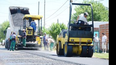 Trabajadores municipales, ayer, asfaltando en el barrio Lima..