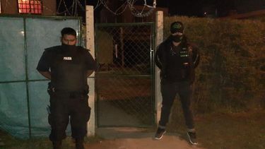 BARRIO EL TRIÁNGULO. Frente del domicilio allanado por la policía..