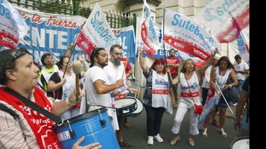 LARGA ESPERA. Gremialistas aguardan en La Plata por un acuerdo..