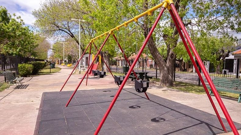 LAS HAMACAS ESPERAN. La plaza de Los Niños permanece cerrada desde el inicio de la cuarentena. (FOTO: Vero Carro). .