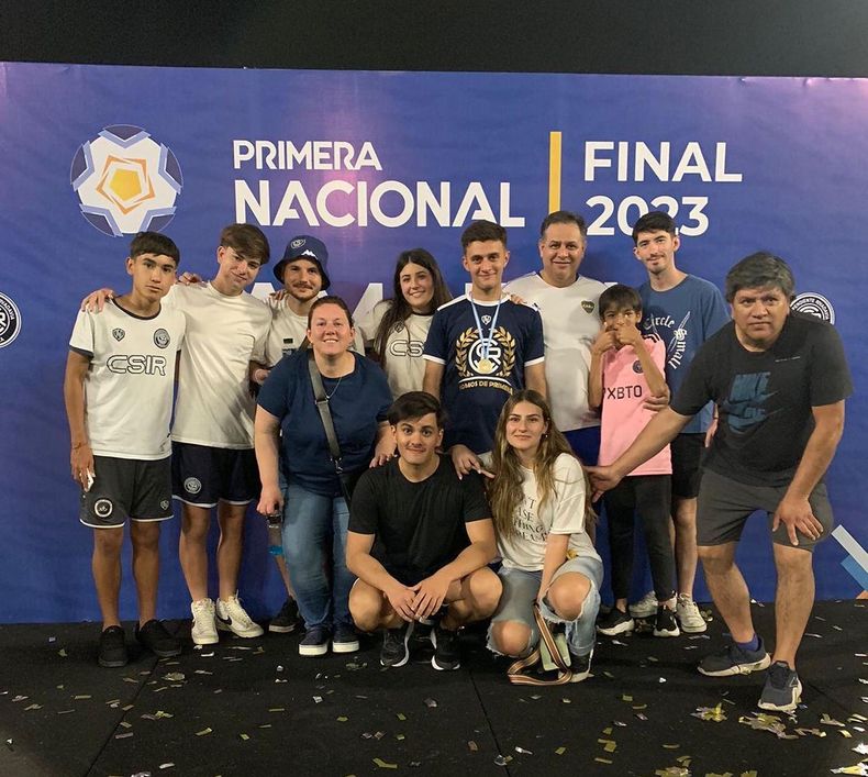 CAMPEÓN. Santy Flores disfruta con familiares y amigos el ascenso en Córdoba.